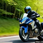 코너링 마스터 방법 - A dynamic image of a motorcycle rider leaning their upper body into a sharp mountain curve on a sunn...
